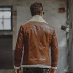 Vue de dos d'un manteau homme en mouton retournée, résistant et tendance.