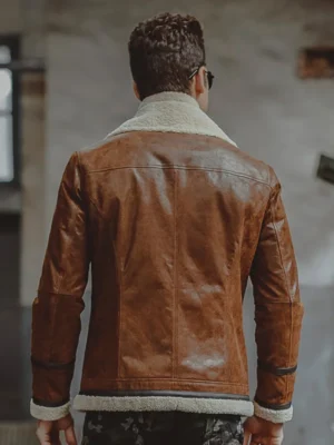Vue de dos d'un manteau homme en mouton retournée, résistant et tendance.