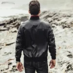Blouson homme en cuir noir, coupe moderne, vue arrière, parfait pour un style sport chic.
