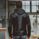 Dos de la veste en cuir noire pour homme avec capuche, design élégant et coupe ajustée.