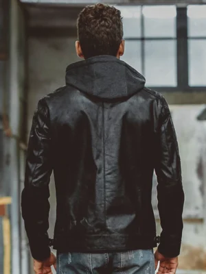 Dos de la veste en cuir noire pour homme avec capuche, design élégant et coupe ajustée.