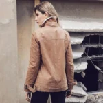 Blouson perfecto femme en suédine marron, vue de dos, coupe élégante avec des détails de ceinture et de boucles, idéale pour l'hiver.