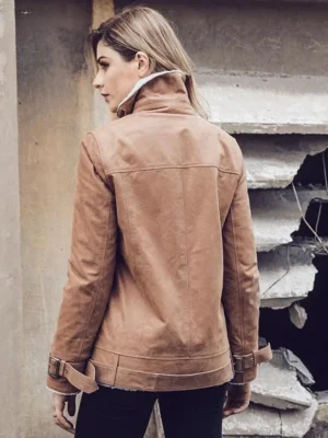 Blouson perfecto femme en suédine marron, vue de dos, coupe élégante avec des détails de ceinture et de boucles, idéale pour l'hiver.