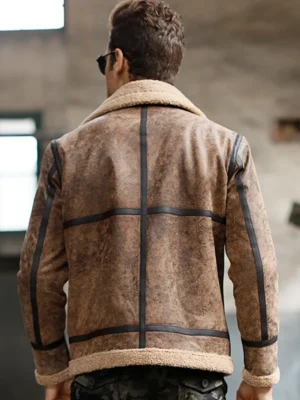 Dos du manteau homme en peau lainée marron, coutures apparentes pour un style authentique.