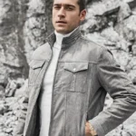 Portrait d'un homme en blouson de cuir gris, parfait pour un style rock ou décontracté. Veste en cuir tendance avec des détails de col motard.