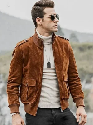 Blouson en daim marron pour homme, style classique et résistant, parfait pour toutes les occasions.