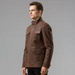 Profil du blouson en cuir homme marron, affichant les détails des coutures et la texture du cuir épais.
