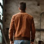 Dos du blouson homme en daim marron, coupe sport décontractée, ajoutant une touche de style à votre garde-robe.