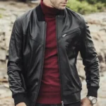 Blouson cuir homme chic, noir, avec col montant et détails zippés. Parfait pour un look tendance et classique.