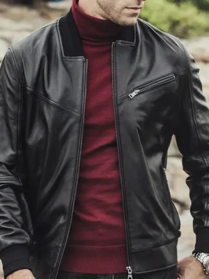 Blouson cuir homme chic, noir, avec col montant et détails zippés. Parfait pour un look tendance et classique.