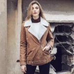 Perfecto femme couleur marron, ouvert sur un haut blanc, style décontracté et chic, parfait pour un look automne moderne.