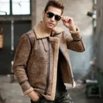 Bombardier homme marron, veste en peau lainée avec col fourrure, pour un style tendance et confortable.