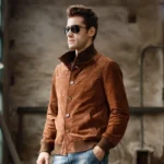 Blouson aviateur homme en cuir aspect daim, couleur marron, silhouette classique et indémodable pour toutes occasions.
