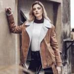 Perfecto suédine marron pour femme, avec doublure en fourrure blanche, un blouson polyvalent pour une tenue hivernale élégante.