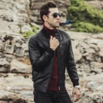 Veste en cuir noir pour homme, avec col bomber, un vêtement résistant et stylé pour un homme moderne.