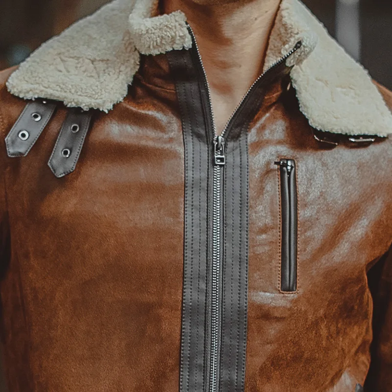 Détail col fourrure et fermeture éclair d'un bombardier en cuir marron pour homme.