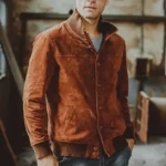 Blouson cuir homme chic col montant daim, couleur marron, parfait pour un look tendance et décontracté.