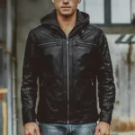 Veste en cuir streetwear zippé homme noire avec capuche amovible, style urbain moderne.