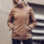 Perfecto hiver femme marron en suédine, doublure imitation mouton, style blouson aviateur tendance pour l'hiver.