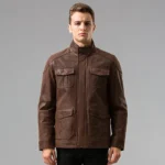 Blouson cuir marron pour homme, style décontracté avec col montant et poches cargo, idéal pour l'hiver.