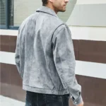 Vue arrière d'un blouson homme aspect daim gris, idéal pour un look élégant et confortable.