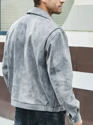 Vue arrière d'un blouson homme aspect daim gris, idéal pour un look élégant et confortable.