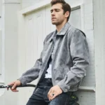 Blouson gris homme chic, en cuir d'agneau souple, parfait pour un look urbain et raffiné.