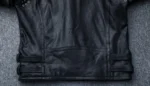 Dos du blouson perfecto en cuir, avec détails de ceinture réglable et surpiqûres.