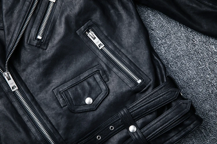 Poches zippées et ceinture à boucles du perfecto cuir homme, un blouson légendaire style motard.