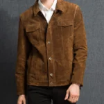 Blouson cuir homme chic aspect daim marron, avec chemise blanche et pantalon noir, élégance classique.