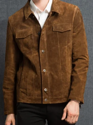 Blouson cuir homme chic aspect daim marron, avec chemise blanche et pantalon noir, élégance classique.
