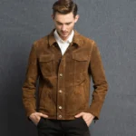 Veste homme en cuir souple marron, aspect daim, offrant une coupe confort et un style polyvalent.