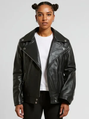 Femme portant une veste en cuir tendance femme classique zippée noire, un style intemporel et chic parfait pour toutes les occasions.