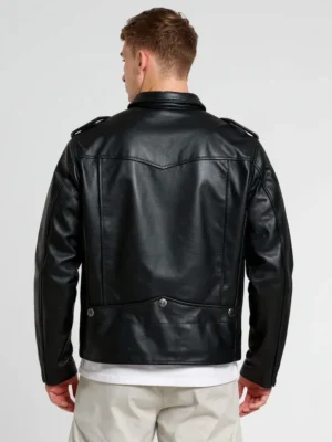 Vue de dos du perfecto homme en cuir noir porté, coupe cintrée.