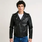 Perfecto moto homme cuir lisse matelassé porté, look élégant et rock.