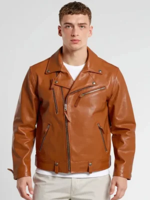Homme portant une veste en cuir homme courte cognac, style motard, sur fond blanc