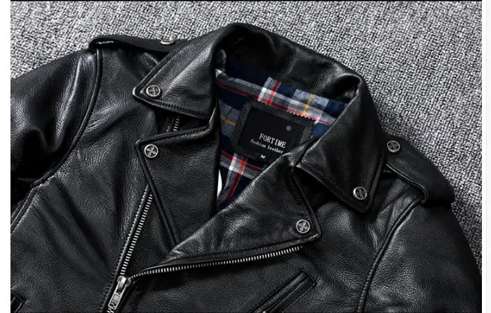 Détail col blouson cuir noir pour homme, doublure carreaux, style biker et fermeture éclair robuste.