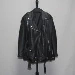 Blouson perfecto en cuir noir oversize sur cintre, idéal pour un style décontracté ou élégant.