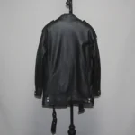 Vue de dos du blouson perfecto noir en cuir, montrant la coupe et les finitions.