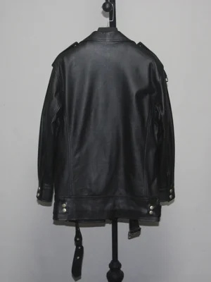 Vue de dos du blouson perfecto noir en cuir, montrant la coupe et les finitions.