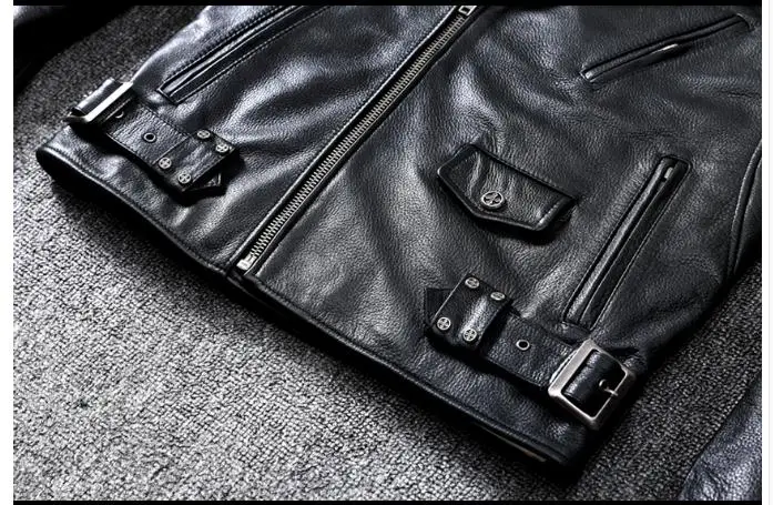 Détail bas blouson cuir noir, boucles et ceinture réglable, veste en cuir homme avec zip.