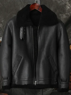 Veste bombardier homme en cuir noir sur cintre, modèle neuf idéal pour l'automne et l'hiver.