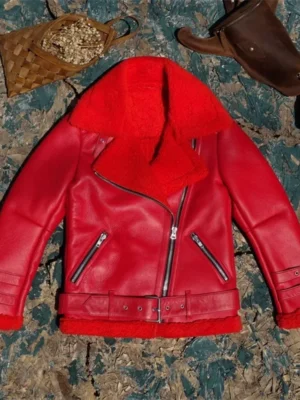 Veste en cuir rouge style aviateur posée à plat, avec col et revers en shearling rouge, un blouson cuir femme élégant et moderne pour toute saison.