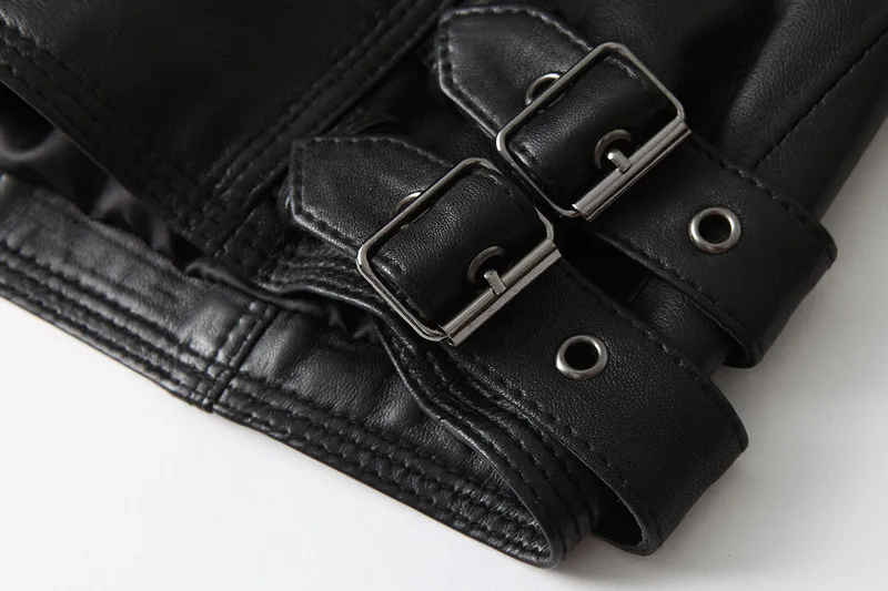 Boucles de réglage sur les poignets du blouson en cuir femme, un élément distinctif de style rock.