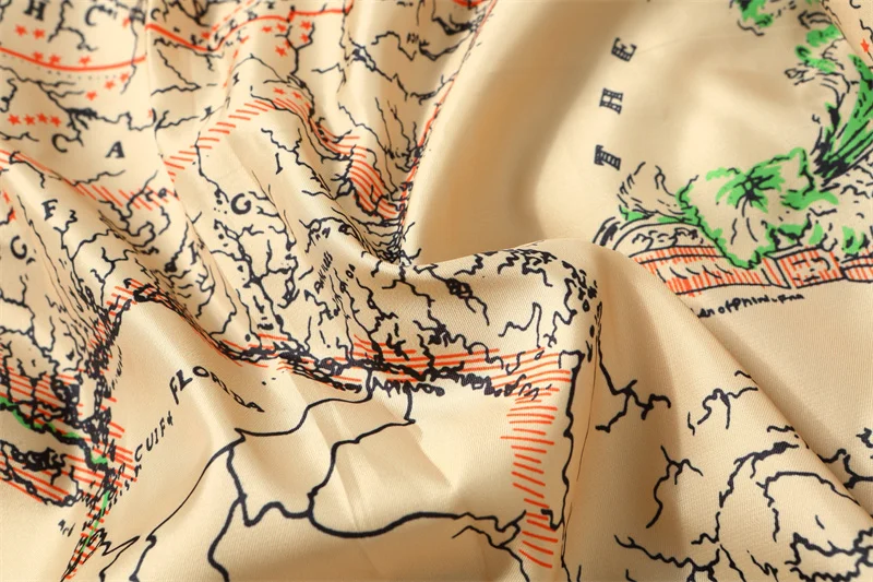 Doublure intérieure d'une veste en cuir avec motif carte vintage et inscriptions.
