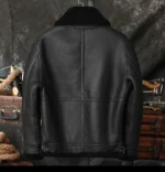 Vue de dos d'un blouson bombardier en peau retournée pour homme, mettant en valeur son design élégant.