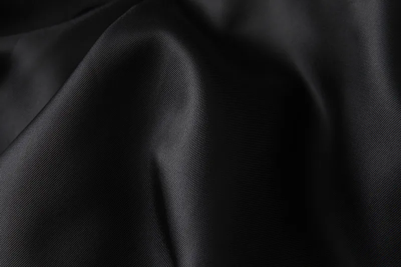Texture de la doublure intérieure noire du blouson cuir femme, garantissant confort et finition premium.