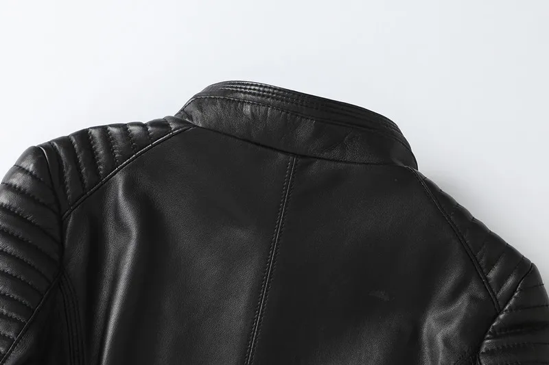 Détail du col motard en cuir souple du blouson femme, soulignant l'élégance et la robustesse.