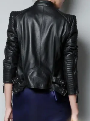 Vue arrière d'une femme portant un blouson en cuir court noir, avec des empiècements matelassés sur les épaules, idéal pour un style motard authentique.