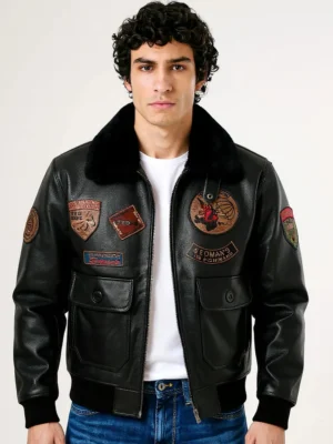 Mannequin portant un blouson cuir hiver homme noir, style aviateur, avec col fourrure et écussons distinctifs.